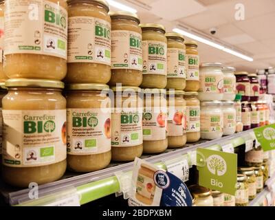 Apfelsoße / Compote de pomme in einem Lebensmittelgeschäft von Carrefour, gamme bio Stockfoto