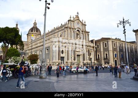 Kathedrale Saint Agatha in Catania, Sizilien (Italien) mit öffentlichem Platz an einem Hochzeitstag unter der Sonne Stockfoto