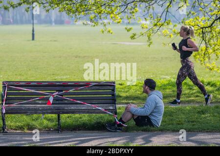 London, Großbritannien. April 2020. Die Bänke können abgeklebt werden, aber dies kann noch einen verwenden, um ihm zu helfen, Pressungen zu machen und sich zu setzen - Clapham Common ist ziemlich ruhig, jetzt hat Lambeth Council alle Bänke aufgemacht. Der "Lockdown" setzt sich für den Coronavirus (Covid 19)-Ausbruch in London fort. Credit: Guy Bell/Alamy Live News Stockfoto