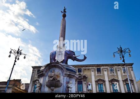 Brunnen mit blauem Elefanten und Obelisk vor dem antiken Gebäude in der italienischen Stadt Catania, Sizilien unter blauem Himmel an einem sonnigen Tag Stockfoto