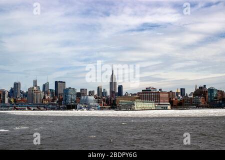 Midtown Manhattan Blick über den eisigen Hudson River in New York City, Vereinigte Staaten von Amerika Stockfoto