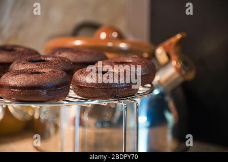 Hausgemachte vegane und glutenfreie Donuts bereit glasiert werden, Nahaufnahme Bild von Donuts Stockfoto