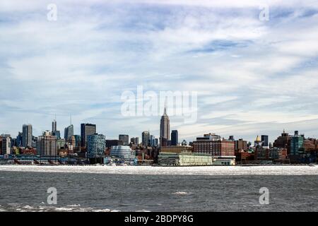 Midtown Manhattan, von einem eisigen Hudson River aus an einem kalten Februartag in New York City, USA Stockfoto