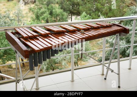 Xylophon, Weenote. Xylophone Close-Up, Holz-Percussion Instrument grünen Hintergrund .thailändisches Holz-Alt-Xylophon-Instrument. Xylophon aus Holz in A. Stockfoto