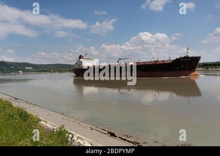 Dorf Villequier, Frankreich. Malerische Aussicht auf ein Tankschiff, das die seine nahe dem Dorf Villequier überquert. Stockfoto