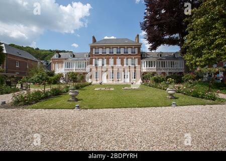 Dorf Villequier, Frankreich. Malerische Sommeransicht von Villequiers Museum von Victor Hugo und Haus von Vacquerie in Quai Victor Hugo. Stockfoto