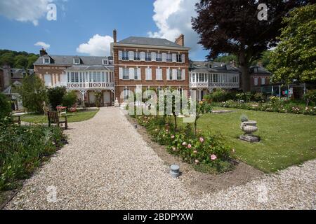 Dorf Villequier, Frankreich. Malerische Sommeransicht von Villequiers Museum von Victor Hugo und Haus von Vacquerie in Quai Victor Hugo. Stockfoto