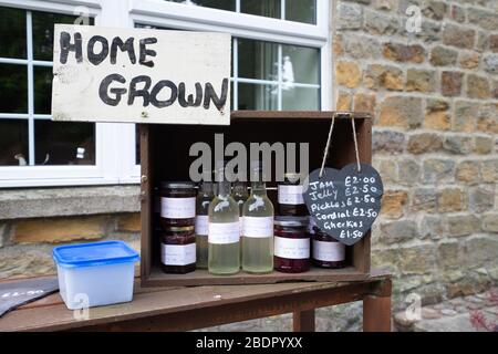 Hausgemachte Produkte zum Verkauf, Galphay Dorf, Yorkshire, England Stockfoto