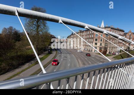 Sehr wenig Verkehr auf einer normalerweise sehr befahrenen Straße nach Kopenhagen während der Corona-Sperre. Stockfoto