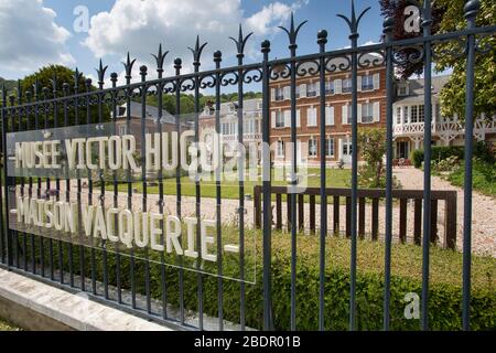 Dorf Villequier, Frankreich. Malerische Sommeransicht von Villequiers Museum von Victor Hugo und Haus von Vacquerie in Quai Victor Hugo. Stockfoto