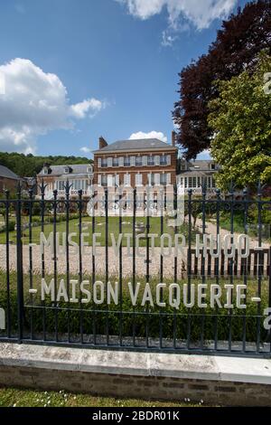 Dorf Villequier, Frankreich. Malerische Sommeransicht von Villequiers Museum von Victor Hugo und Haus von Vacquerie in Quai Victor Hugo. Stockfoto