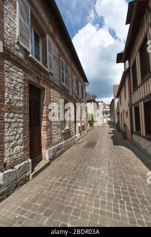 Dorf Villequier, Frankreich. Malerische Aussicht auf Villequiers Rue Ernest Binet. Stockfoto