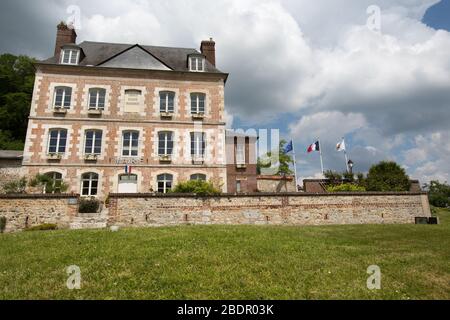 Dorf Villequier, Frankreich. Malerische Aussicht auf das Rathaus von Villequier in der Rue du Président Coty. Stockfoto