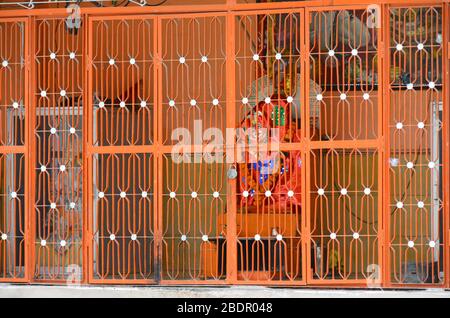 Beawar, Indien. April 2020. Ein Idol von Lord Hanuman (Hindu-Affe-Gott) in einem verschlossenen Tempel anlässlich Hanuman Jayantis während der landesweiten Sperre, die im zuge der tödlichen Novelle Coronavirus Pandemie in Beawar verhängt wurde. (Foto von Sumit Saraswat/Pacific Press) Credit: Pacific Press Agency/Alamy Live News Stockfoto