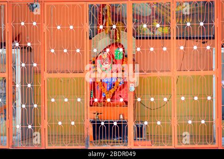 Beawar, Indien. April 2020. Ein Idol von Lord Hanuman (Hindu-Affe-Gott) in einem verschlossenen Tempel anlässlich Hanuman Jayantis während der landesweiten Sperre, die im zuge der tödlichen Novelle Coronavirus Pandemie in Beawar verhängt wurde. (Foto von Sumit Saraswat/Pacific Press) Credit: Pacific Press Agency/Alamy Live News Stockfoto