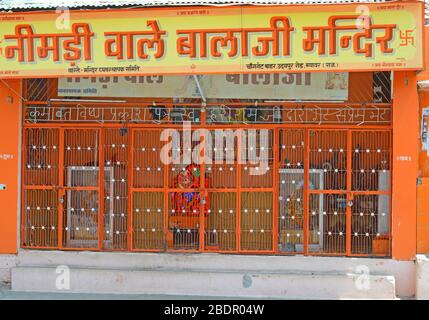 Beawar, Indien. April 2020. Ein Idol von Lord Hanuman (Hindu-Affe-Gott) in einem verschlossenen Tempel anlässlich Hanuman Jayantis während der landesweiten Sperre, die im zuge der tödlichen Novelle Coronavirus Pandemie in Beawar verhängt wurde. (Foto von Sumit Saraswat/Pacific Press) Credit: Pacific Press Agency/Alamy Live News Stockfoto