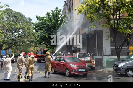 Neu-Delhi, Indien. April 2020. Ein Feuerwehrmann, der Schutzausrüstung trägt, sprüht Desinfektionsmittel in einem Wohngebiet in Neu-Delhi, Indien, während die Covid-19 Corona-Virus-Fälle weiterhin täglich steigen. (Foto von Sondeep Shankar/Pacific Press) Credit: Pacific Press Agency/Alamy Live News Stockfoto