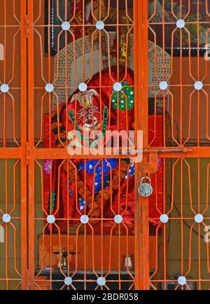 Beawar, Indien. April 2020. Ein Idol von Lord Hanuman (Hindu-Affe-Gott) in einem verschlossenen Tempel anlässlich Hanuman Jayantis während der landesweiten Sperre, die im zuge der tödlichen Novelle Coronavirus Pandemie in Beawar verhängt wurde. (Foto von Sumit Saraswat/Pacific Press) Credit: Pacific Press Agency/Alamy Live News Stockfoto