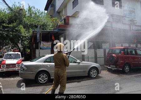 Neu-Delhi, Indien. April 2020. Ein Feuerwehrmann, der Schutzausrüstung trägt, sprüht Desinfektionsmittel in einem Wohngebiet in Neu-Delhi, Indien, während die Covid-19 Corona-Virus-Fälle weiterhin täglich steigen. (Foto von Sondeep Shankar/Pacific Press) Credit: Pacific Press Agency/Alamy Live News Stockfoto