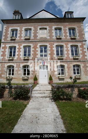 Dorf Villequier, Frankreich. Malerische Aussicht auf das Rathaus von Villequier in der Rue du Président Coty. Stockfoto