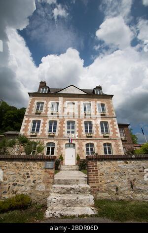 Dorf Villequier, Frankreich. Malerische Aussicht auf das Rathaus von Villequier in der Rue du Président Coty. Stockfoto