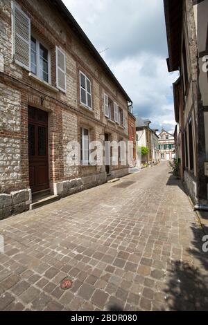 Dorf Villequier, Frankreich. Malerische Aussicht auf Villequiers Rue Ernest Binet. Stockfoto