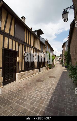 Dorf Villequier, Frankreich. Malerische Aussicht auf Villequiers Rue Ernest Binet. Stockfoto