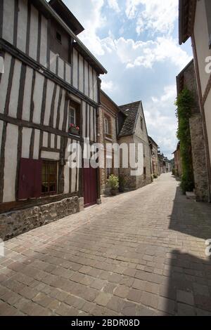 Dorf Villequier, Frankreich. Malerische Aussicht auf Villequiers Rue Ernest Binet. Stockfoto