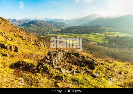 Blick über Eskdale im englischen Seengebiet von Hollinghead Bank. Skyline Fells umfassen Bowfell, Crinkle Crags und harter Fell. Stockfoto