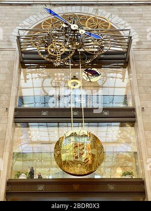 Moskau, Russland - 21. März 2020. Die Uhr in Central Children Store in Moskau, Diese fünftgrößte mechanische Uhr der Welt, Stockfoto