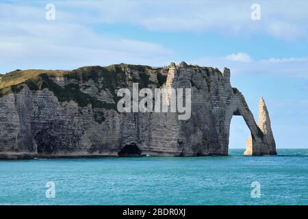 Die Klippen von Etretat mit dem natürlichen Bogen "Pont daval" und seiner Nadel "Aiguille d'Etretat". Stockfoto