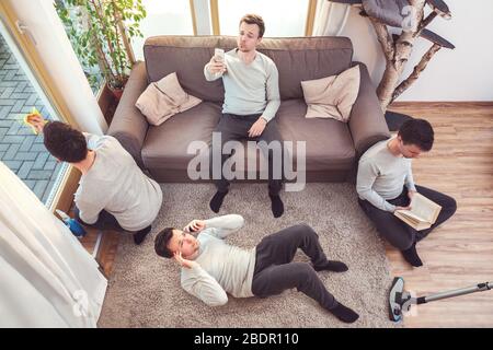 Mann zu Hause, der verschiedene Aktivitäten macht Stockfoto