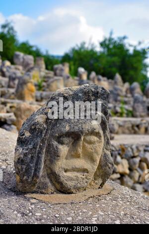 Verzauberte Burg, Werk des Bildhauers Filippo Bentivegna, der seit über 50 Jahren Gesichter und Köpfe in Steinen geschnitzt September 18 2019 Sciacca Sizilien Stockfoto