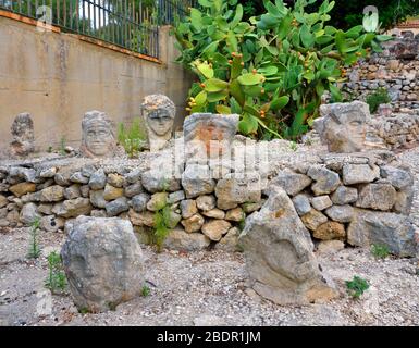 Verzauberte Burg, Werk des Bildhauers Filippo Bentivegna, der seit über 50 Jahren Gesichter und Köpfe in Steinen geschnitzt September 18 2019 Sciacca Sizilien Stockfoto