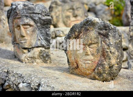 Verzauberte Burg, Werk des Bildhauers Filippo Bentivegna, der seit über 50 Jahren Gesichter und Köpfe in Steinen geschnitzt September 18 2019 Sciacca Sizilien Stockfoto