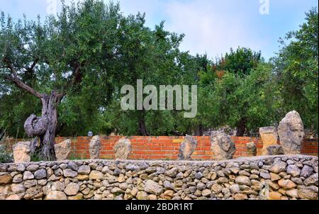 Verzauberte Burg, Werk des Bildhauers Filippo Bentivegna, der seit über 50 Jahren Gesichter und Köpfe in Steinen geschnitzt September 18 2019 Sciacca Sizilien Stockfoto