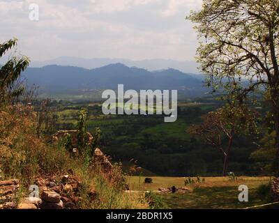 Felder und Wälder in der Nähe der archäologischen Stätte Toniná in Chiapas, im Süden Mexikos Stockfoto