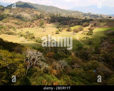 Felder und Wälder in der Nähe der archäologischen Stätte Toniná in Chiapas, im Süden Mexikos Stockfoto