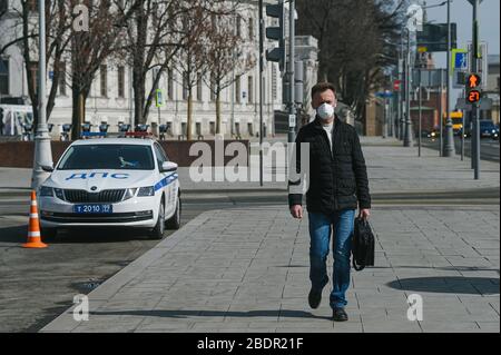 Moskau, Russland. April 2020. Ein Mann mit Gesichtsmaske läuft am 9. April 2020 auf der Straße in Moskau, Russland. Russlands COVID-19-Fälle wuchsen um einen neuen Tagesrekord von 1.459 in den letzten 24 Stunden auf 10.131 am Donnerstag, der die meisten Regionen des Landes abdeckt, wie offizielle Daten zeigten. Die Zahl der Todesopfer stieg von den 63 des Vortags auf 76, und 698 Menschen haben sich erholt, darunter 118 in den letzten 24 Stunden, sagte Russlands Coronavirus Response Center in einer Erklärung. Credit: Evgeny Sinitsyn/Xinhua/Alamy Live News Stockfoto