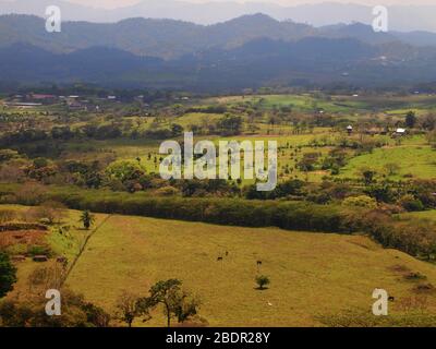 Felder und Wälder in der Nähe der archäologischen Stätte Toniná in Chiapas, im Süden Mexikos Stockfoto