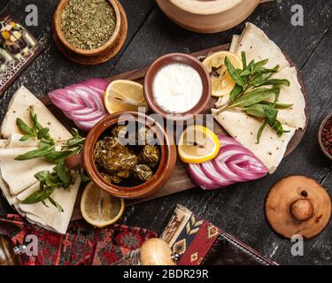 Blätter Dolma mit saurem Joghurt   Stockfoto