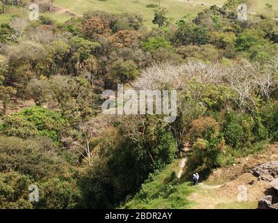 Felder und Wälder in der Nähe der archäologischen Stätte Toniná in Chiapas, im Süden Mexikos Stockfoto