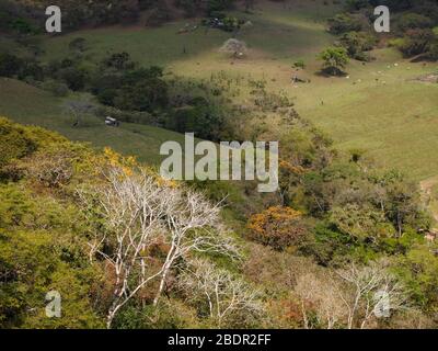 Felder und Wälder in der Nähe der archäologischen Stätte Toniná in Chiapas, im Süden Mexikos Stockfoto