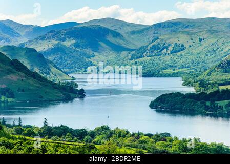 Ullswater aus Barton fiel im englischen Lake District mit Catstye Cam, Raise, Stybarrow Dodd und Hart Seite auf der Skyline Stockfoto