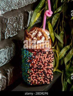 Milchshake mit Schlagsahne und Keksen Stockfoto
