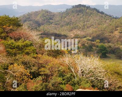 Felder und Wälder in der Nähe der archäologischen Stätte Toniná in Chiapas, im Süden Mexikos Stockfoto