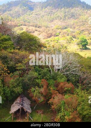 Felder und Wälder in der Nähe der archäologischen Stätte Toniná in Chiapas, im Süden Mexikos Stockfoto