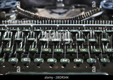 Tastatur einer alten Retro-Schreibmaschine mit englischem Alphabet Stockfoto