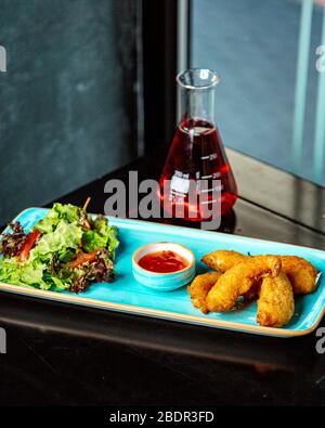 Nuggets mit süßem Chili und Kräutern Stockfoto