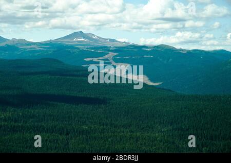 Eine Luftaufnahme der Red Chris Tagebau Gold- und Kupfermine auf dem Todagin Plateau, Skeena Mountains, im Norden von British Columbia, Kanada. Stockfoto